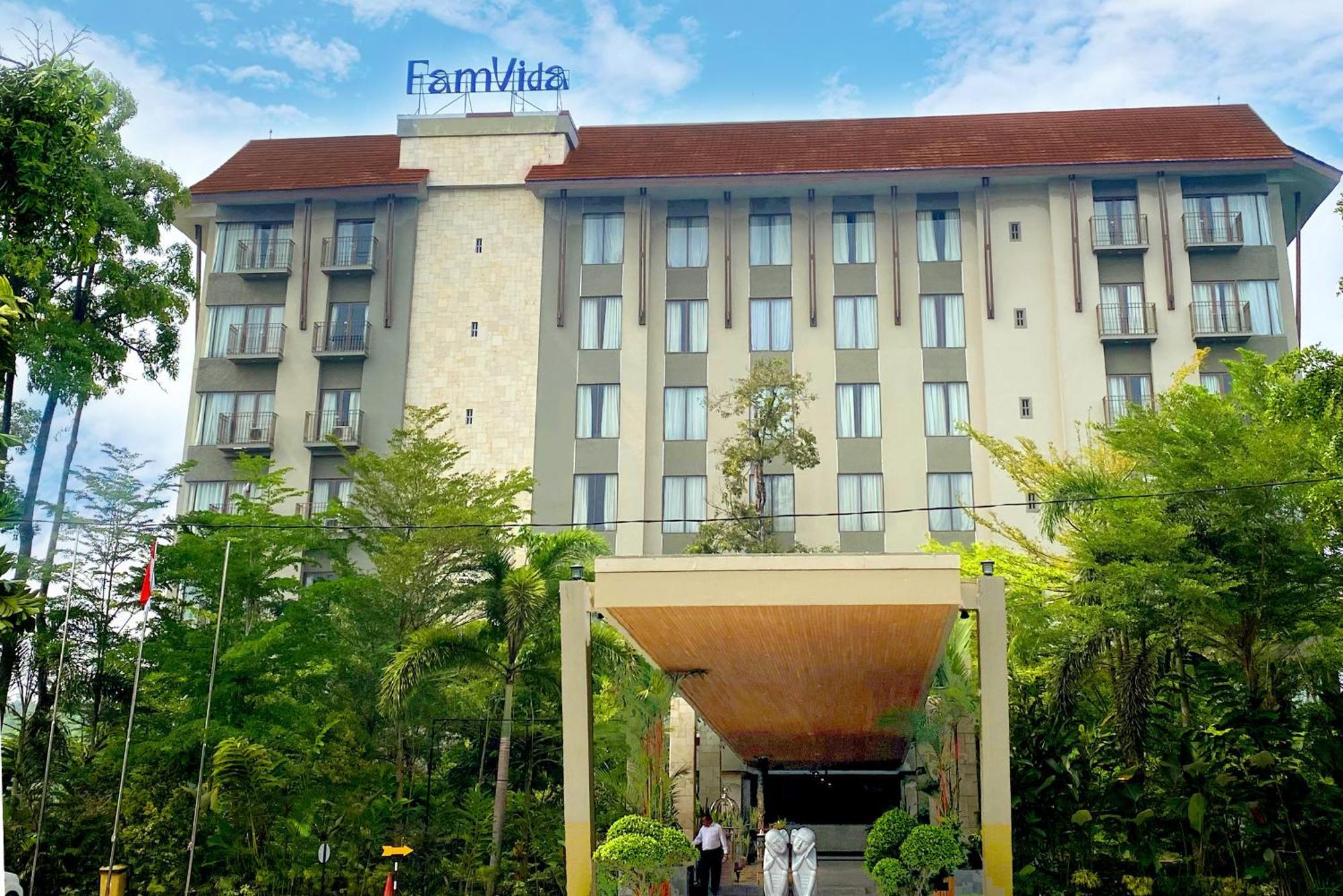 Famvida Hotel Lubuklinggau Esterno foto
